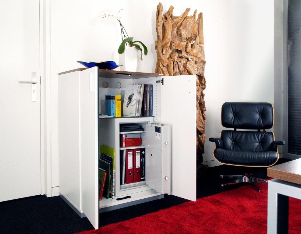 sejf w domowym biurze